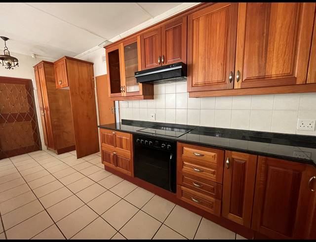 5 BEDROOM HOUSE FOR SALE IN COWIES HILL